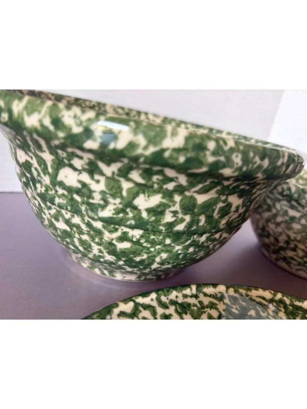 Set Of 4 Green & Cream Splatter Enamelware Plates & Bowls By The Workshops Of Ge
